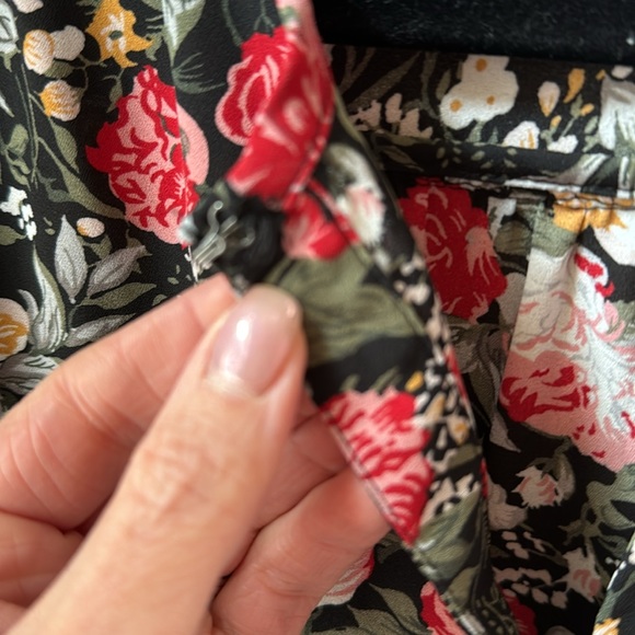 Floral print hook and eye closure front blouse. Like new! - Picture 3 of 3